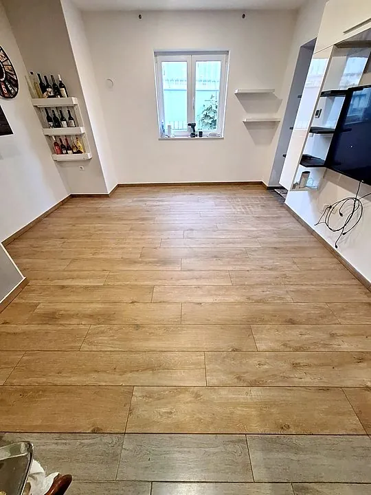 Dnevni boravak. Pločice u izgledu drva.
