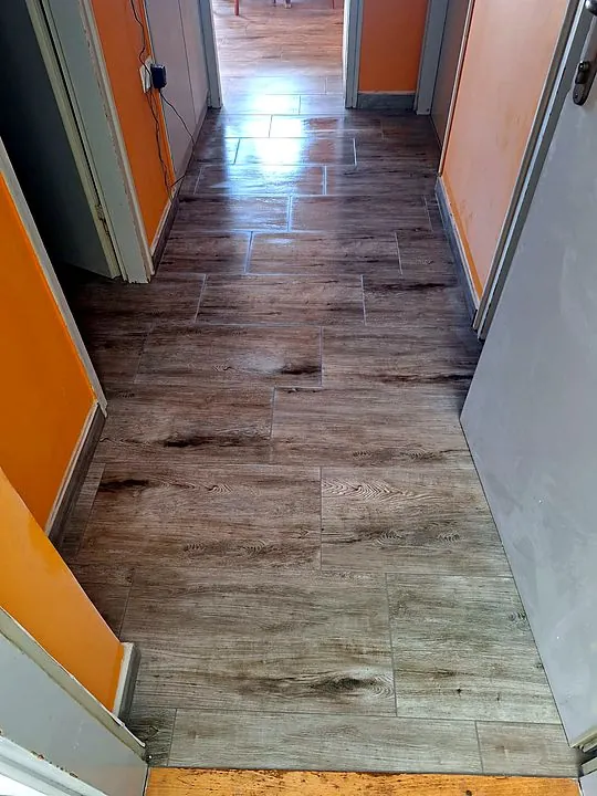 Hodnik u sivom drvu. Pločice položene u slogu.