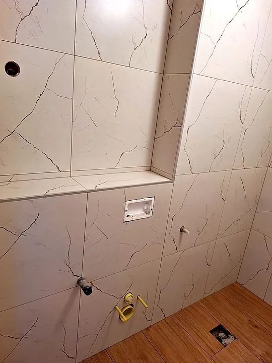 Niša u kupaonici. Rubovi zatvoreni aluminijskim profilima.