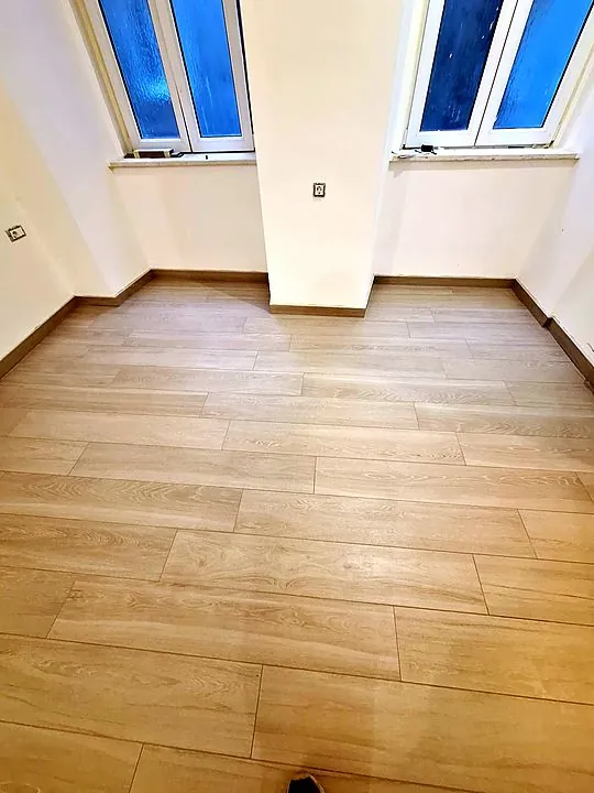 Soba u svijetlom drvu. Pločice u izgledu drva s coklom.