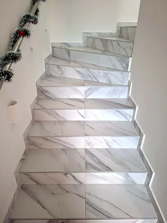 Stubište u izgledu mramora. Aluminijski profili na rubovima gazišta.