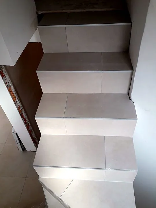 Unutarnje stepenice. Svijetle pločice s profilima.