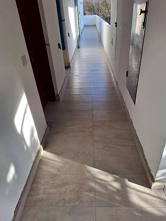 Vanjski hodnik. Protuklizne pločice i coklo.