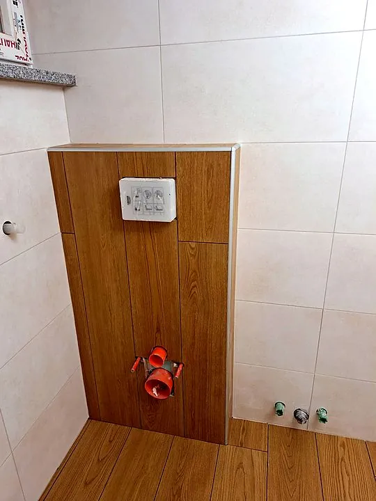 Obloga WC instalacije. Drvo na oblozi, rub s profilom.