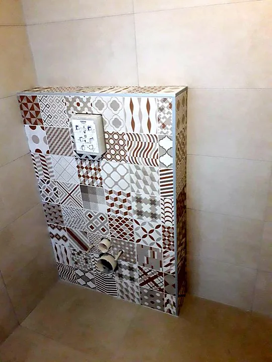 Patchwork pločice. Obloga instalacije s profilom na rubovima.